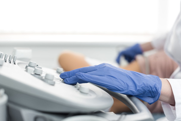 Klinikte ultrason taraması yapılan hastanın böbreğini inceleyen doktor görüntüsü. - Fotoğraf, Görsel