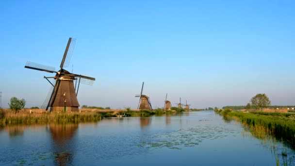 Ветряные мельницы в Киндердейке в Голландии. Нидерланды - Кадры, видео