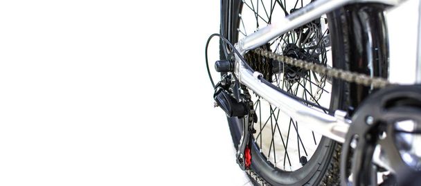 Close-up wiel en ketting van mountainbiken. Landschapsbeeld van schijfremsysteem en voorzijde Derailleur van mountainbike. fietsonderdelen titanium kleur en frame aluminium. Shifthendel en remhendel. - Foto, afbeelding