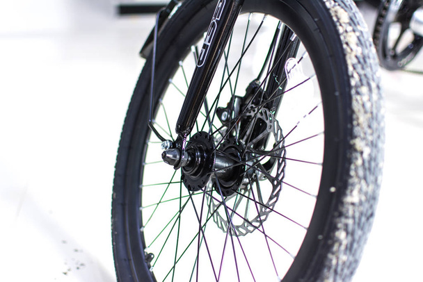 Close-up wiel en ketting van mountainbiken. Landschapsbeeld van schijfremsysteem en voorzijde Derailleur van mountainbike. fietsonderdelen titanium kleur en frame aluminium. Shifthendel en remhendel. - Foto, afbeelding