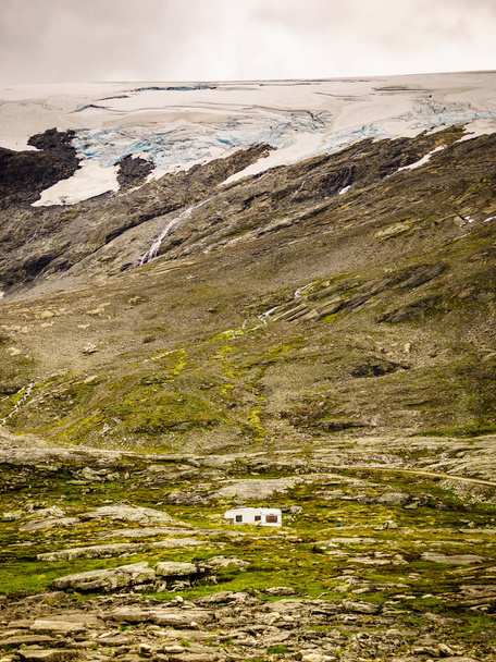 Camper car in norwegian mountains - Foto, Imagen