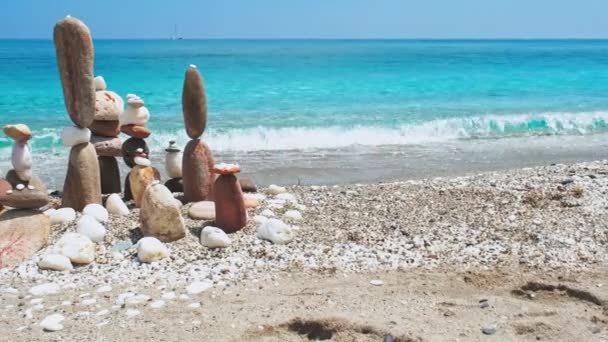 Concept van evenwicht en harmonie. - stenen stapels op het strand - Video