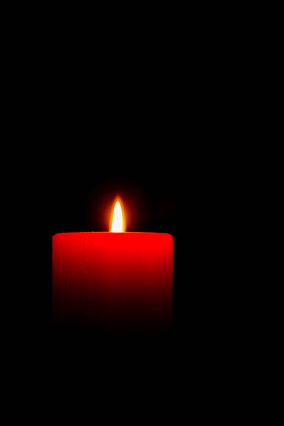 Ένα κόκκινο κερί στο σκοτάδι - Φωτογραφία, εικόνα
