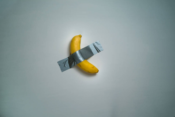 Art installation banana taped to a wall - Φωτογραφία, εικόνα