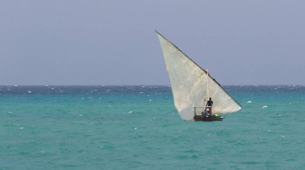 Fisherman in dhow african sailing boat - Fotoğraf, Görsel