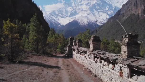 Διαδρομή πεζοπορίας στο δάσος κοντά στο βουδιστικό τείχος της Μάνης οδηγεί στο χιονισμένο βουνό Annapurna Ii - Πλάνα, βίντεο