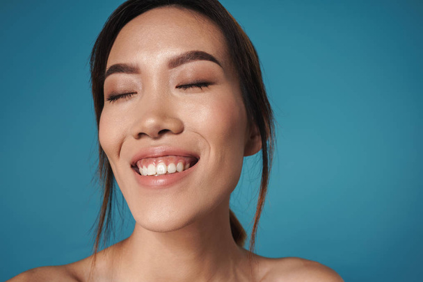 Positive smiling asian woman posing naked isolated - Photo, Image