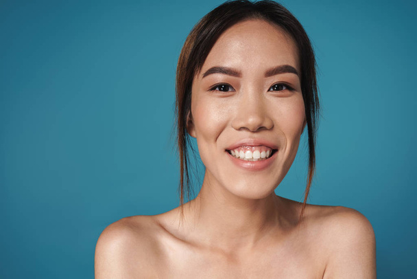 Positive smiling asian woman posing naked isolated - Φωτογραφία, εικόνα