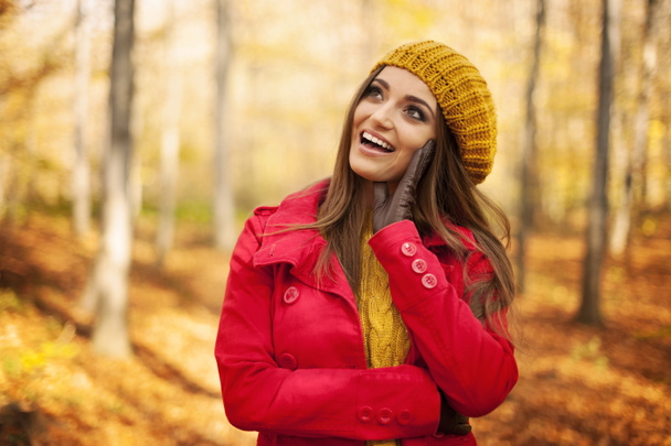 Frau in modischer Herbstkleidung - Foto, Bild
