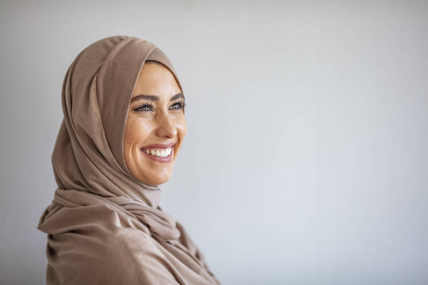 Krásná muslimka pózuje a usmívá se. Portrét krásné muslimky v hidžábu. Krásná mladá muslimka nosí hidžáb na hlavě  - Fotografie, Obrázek
