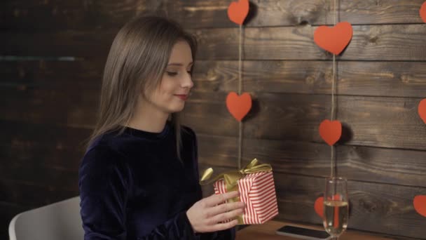 Посміхнена дівчина обмінюється подарунками під час побачення
 - Кадри, відео