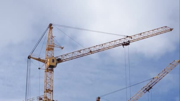Crane Working on Construction Site time lapse. against the blue sky a clear day 4 K - Video, Çekim