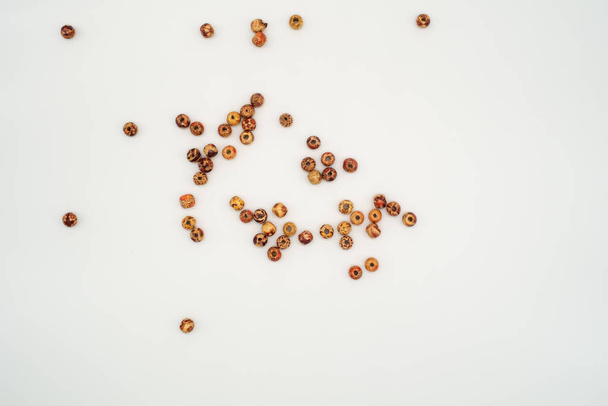 Perles décorées en bois dispersées pour l'artisanat. Perles tribales
. - Photo, image