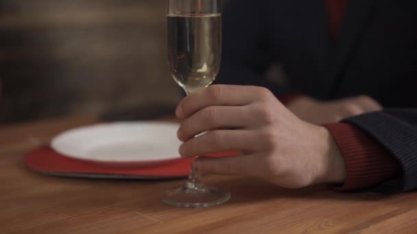 Teilansicht eines Mannes mit einem Glas Champagner im Restaurant - Filmmaterial, Video