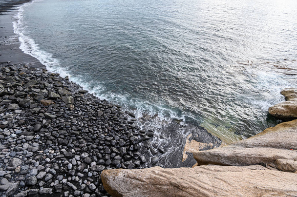 Surf del Océano Atlántico y costa rocosa de la isla. Tenerife, Islas Canarias, España
 - Foto, Imagen