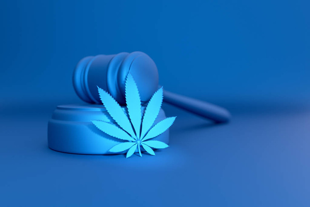 Een cannabisblad ligt naast de hamer van de rechter, het concept van het legaliseren of verbieden van marihuana, een abstracte blauwe achtergrond, getint. - Foto, afbeelding