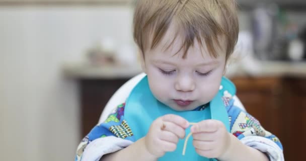 Baby boy eats spaghetti - Felvétel, videó