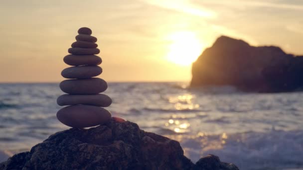 Konzept von Gleichgewicht und Harmonie - Steinhaufen am Strand - Filmmaterial, Video