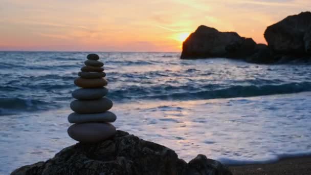 Концепція балансу і гармонії - кам'яні стопки на пляжі
 - Кадри, відео