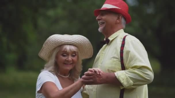 Couple Of Elderly People Dancing In The Summer Garden - Felvétel, videó