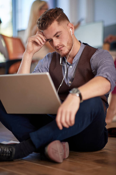 joven hombre de negocios mirando en su computadora portátil, pensando, Foco, pensando
,  - Foto, imagen