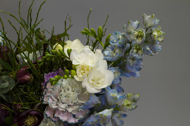 Detailní detailní záběr na originální otevřenou kytici ve stylu Provence, šedé pozadí, selektivní ostření - Fotografie, Obrázek