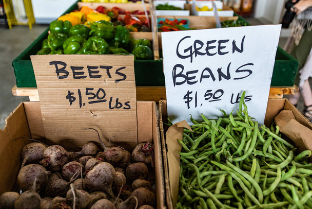 Frisches Gemüse auf dem lokalen Lebensmittelmarkt - Foto, Bild