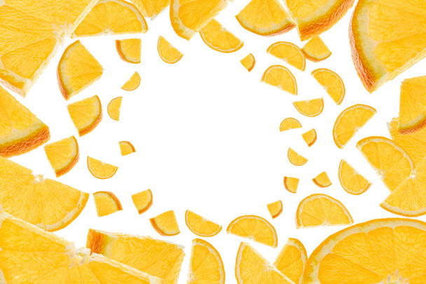 Κομμένα φρούτα πέφτουν φόντο. Πορτοκαλί μανταρίνι εσπεριδοειδών απομονωμένο σε λευκό. Έννοια νωπών τροφίμων. - Φωτογραφία, εικόνα