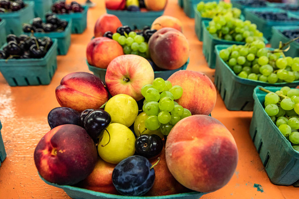 Krásné čerstvé ovoce na místním trhu - Fotografie, Obrázek