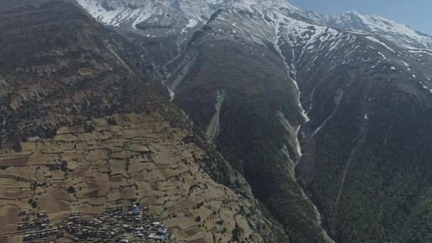 Φοβερό πανόραμα, χαμένο σε βουνά απομονωμένο χωριό Ghyaru, χιονισμένο Pisang Peak - Πλάνα, βίντεο