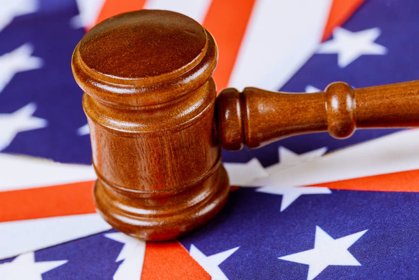 Direito do escritório e justiça com bandeira dos EUA e martelo do juiz
 - Foto, Imagem