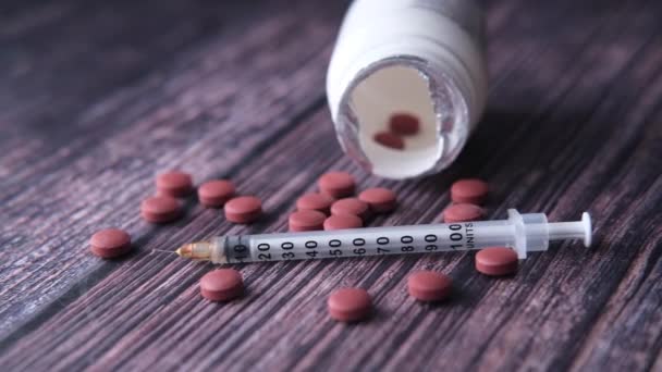 Tabletta, fecskendő és tartály közelsége az asztalon - Felvétel, videó