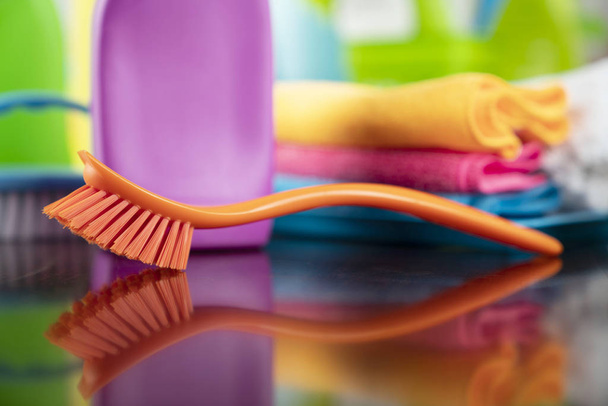 Composition de produits de nettoyage colorés. Concept de propreté
. - Photo, image
