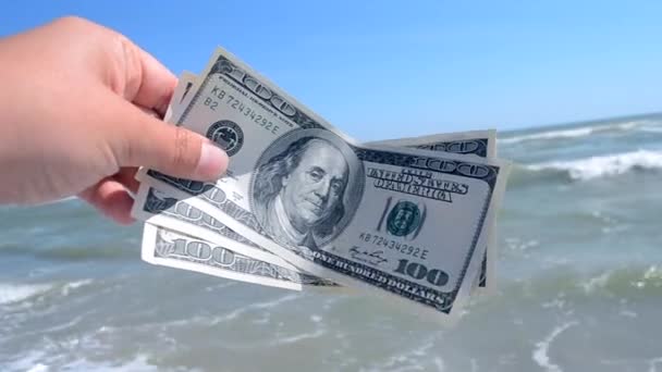 Un homme tient trois cents dollars dans ses mains sur un fond
 - Séquence, vidéo