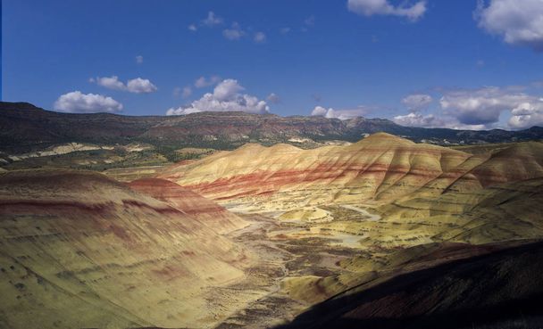Oddychanie i kolorowe Malowane Wzgórza pokryte czerwonymi, opalenizną, czarnymi, pomarańczowymi i żółtymi paskami w częściowo pochmurny jesienny dzień w John Day Fossil Beds w Mitchell Oregon - Zdjęcie, obraz