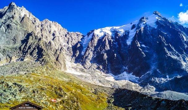 Mont Blanc je krystalický masiv, jehož výška dosahuje 4810 m. Nachází se v západních Alpách, část horského systému Alpy. Nachází se na hranici Francie a Itálie v Horním Savojsku a Courmayeur oblastech. Chamonix-mont-blanc. - Fotografie, Obrázek
