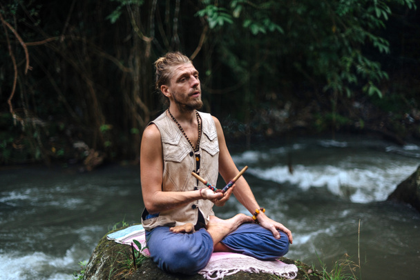 レイプ儀式や自然の中で瞑想.シャーマンの伝統 - 写真・画像