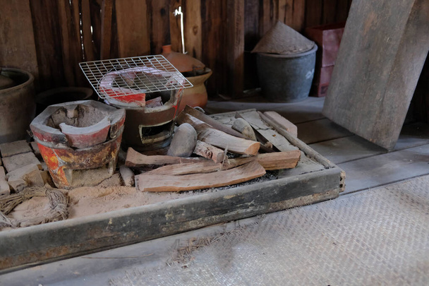 κάρβουνο μαγειρικά σκεύη στην παραδοσιακή κουζίνα στην Ταϊλάνδη - Φωτογραφία, εικόνα