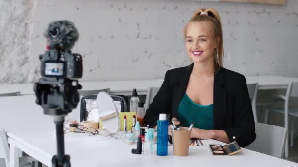 Привлекательный блоггер красоты счастливо записи макияжа учебное видео для Интернета
 - Кадры, видео