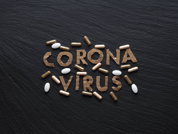 Coronavirus-Text auf schwarzem Hintergrund mit Medikamenten New 2019-nCoV, MERS-Cov New Coronavirus. - Foto, Bild