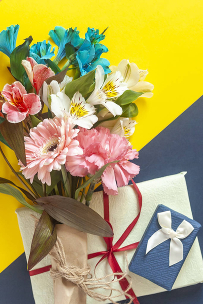 Boeket voorjaarsbloemen en geschenkdoos - Foto, afbeelding