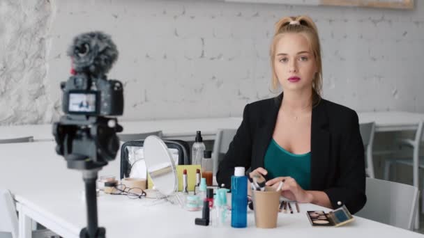 Красивая девушка блоггер красоты готовит запись макияжа учебное видео для Интернета
 - Кадры, видео
