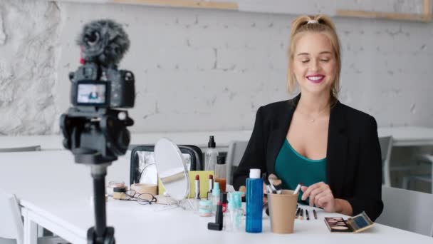 Schöne Beauty-Bloggerin nimmt freudig Make-up-Tutorial-Video für das Internet auf - Filmmaterial, Video