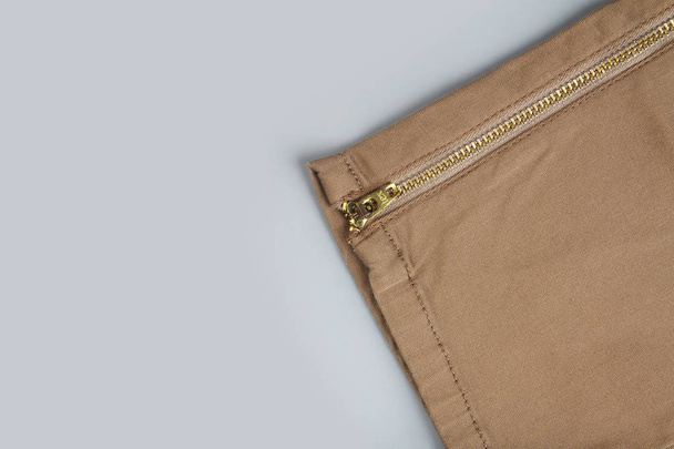 Indiana fez calça jeans de algodão feminino isolado no fundo cinza
 - Foto, Imagem