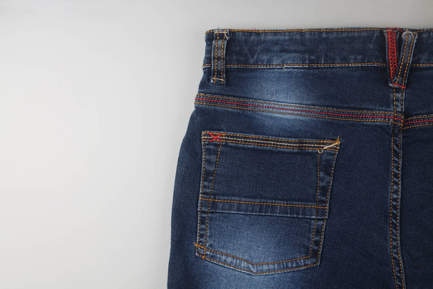 Spodnie Blue Jeans izolowane na szarym tle - Zdjęcie, obraz