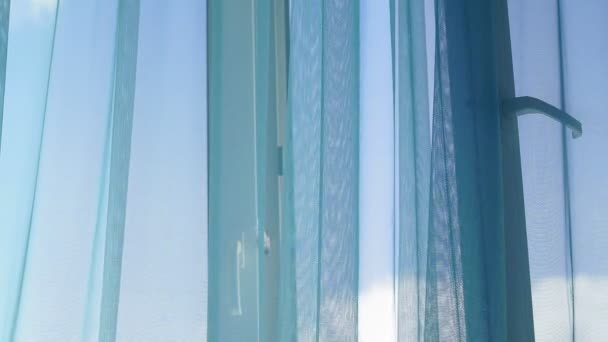 Cortinas transparentes azules en movimiento en la ventana ancha. viento desde la ventana
 - Imágenes, Vídeo