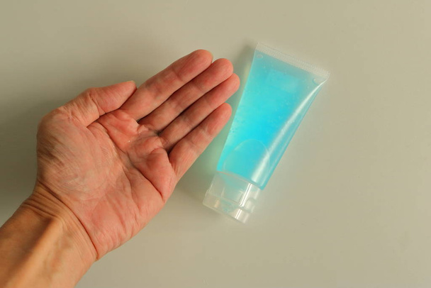 Pulizia con gel per lavaggio a mano
 - Foto, immagini
