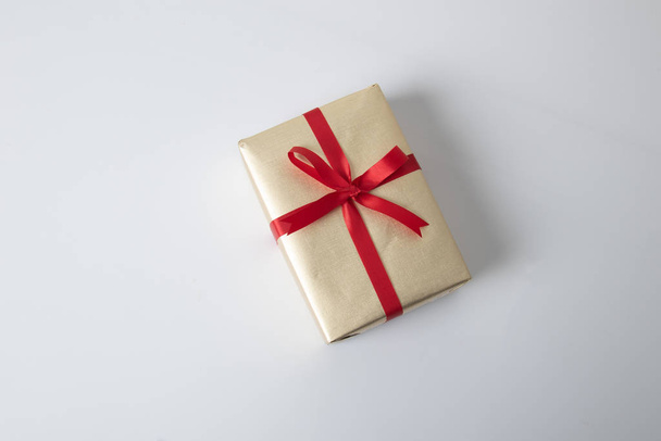 Golden gift box with red ribbon - Foto, Imagem
