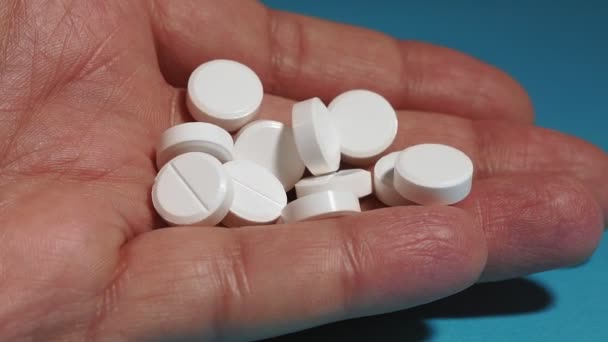 De mens neemt en toont drugs vitaminen pillen of tabletten in de hand van de pil fles, macro shot. medisch concept. - Video