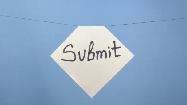 Hoja de papel blanco ardiente y humeante con una inscripción negra "submit" sobre un fondo azul
 - Metraje, vídeo